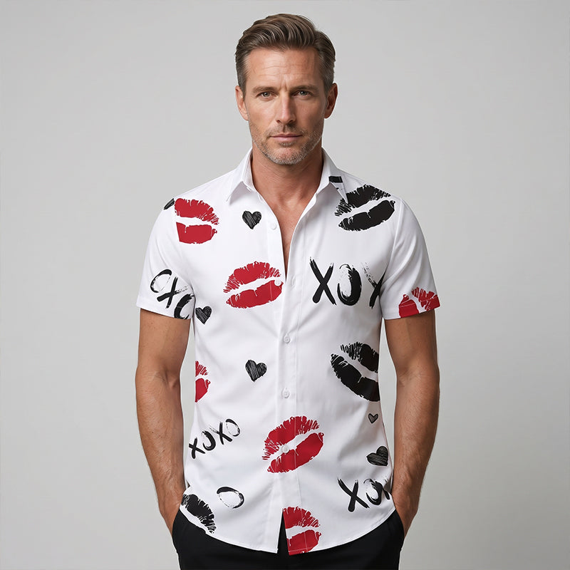 Camisa de manga corta con estampado de besos y botones para hombre
