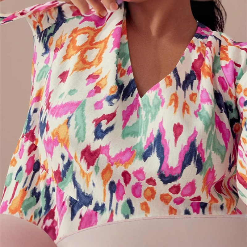 Vestido midi estampado con cuello en V