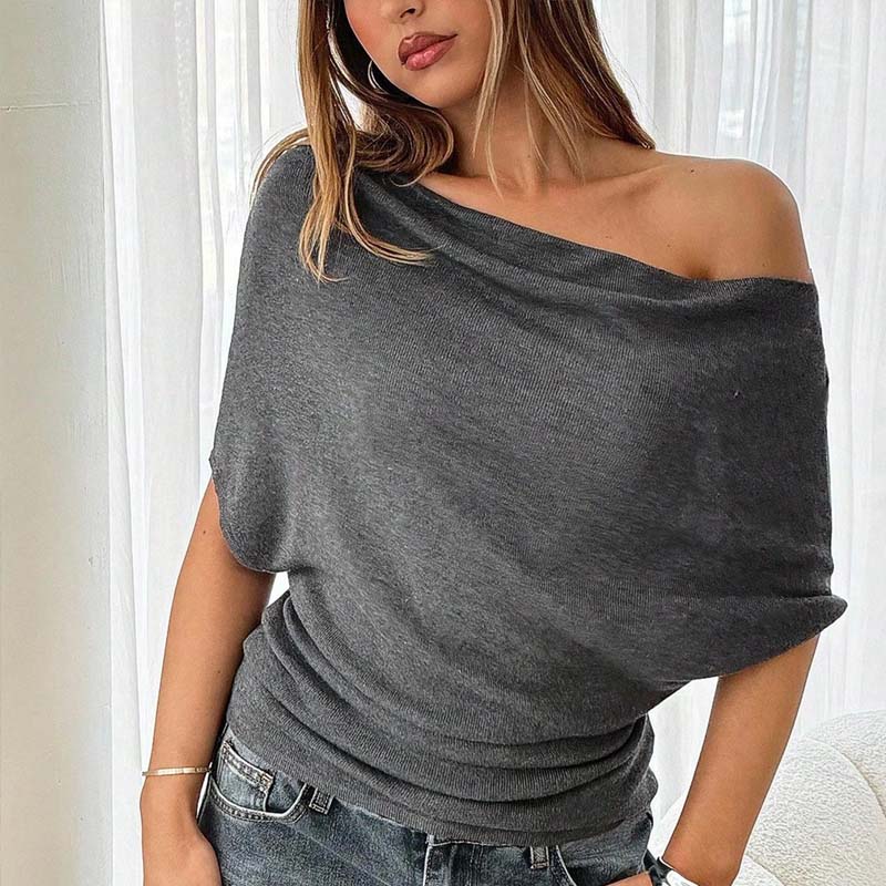 Haut asymétrique pour femme à épaules dénudées et manches chauve-souris