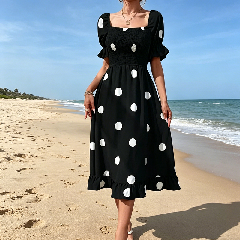 Abito da donna con pois, scollo quadrato e arricciature