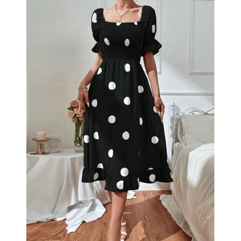 Abito da donna con pois, scollo quadrato e arricciature