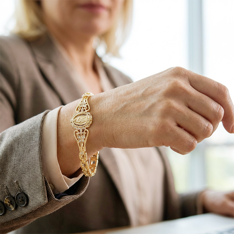 Pulsera elegante de la Virgen María con flores caladas - diseño de filigrana, chapada en oro e inspirada en la fe