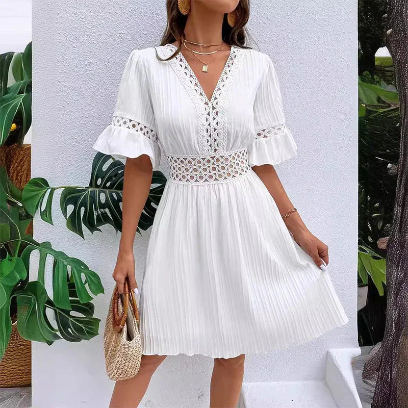 Elegante abito con scollo a V e dettagli traforati in pizzo. Entra nell'estate con stile