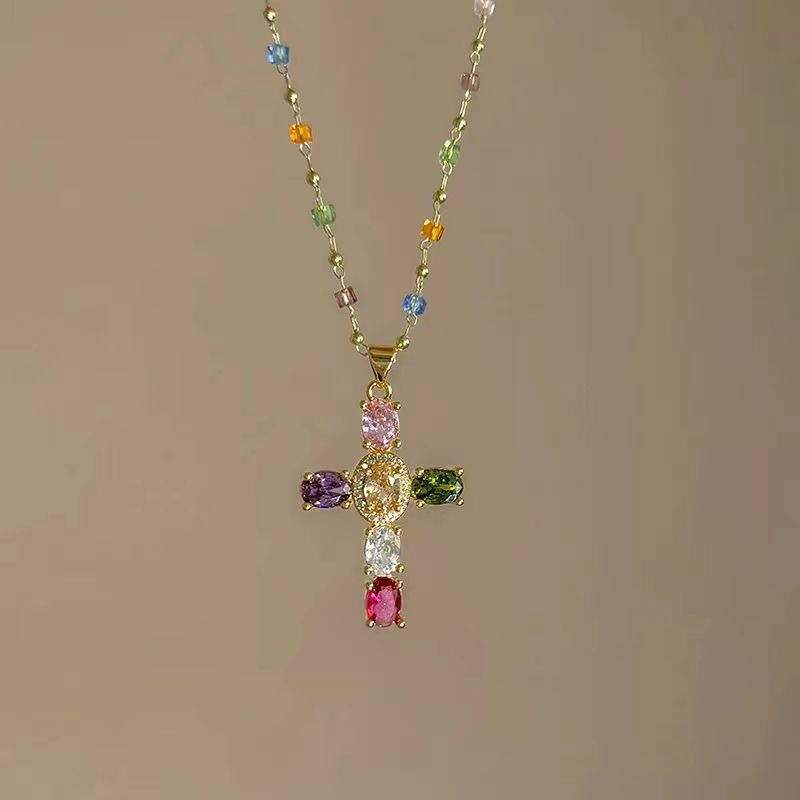 Kleurrijke kettingen met kruishanger en strass