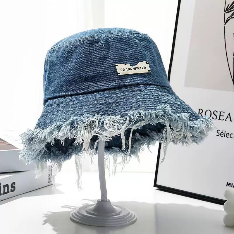 Stijlvolle denim zonnehoed met laagjes en rafelranden