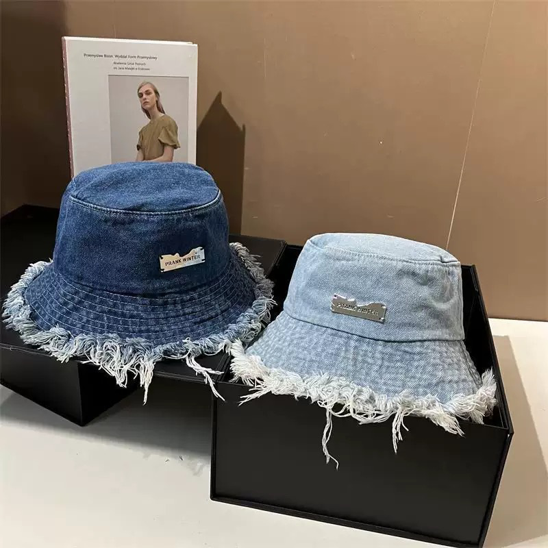 Stijlvolle denim zonnehoed met laagjes en rafelranden