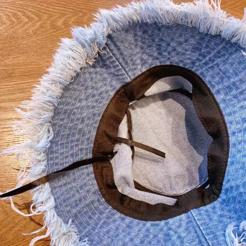 Stijlvolle denim zonnehoed met laagjes en rafelranden