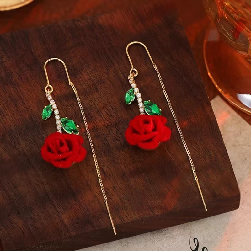 Orecchini infilabili a forma di rosa rossa con stelo di cristallo