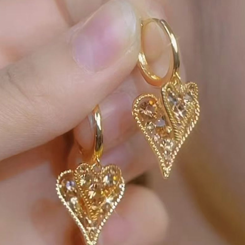 Eleganti orecchini a cerchio con cuore scintillante