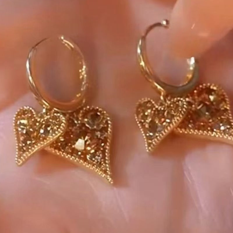 Eleganti orecchini a cerchio con cuore scintillante