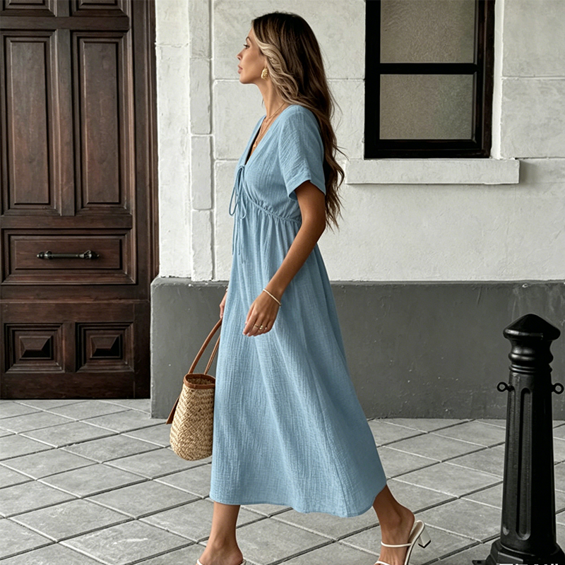 Nieuwe dameszomerjurk met V-hals, strik aan de voorkant en midi-lengte