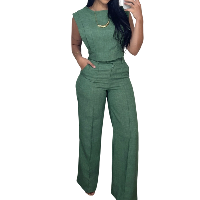 Completo chic con top corto senza maniche e pantaloni a vita alta