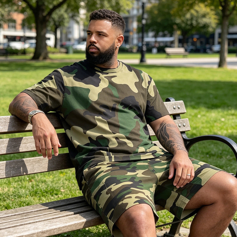 Conjunto de camiseta y pantalones cortos con estampado de camuflaje para hombre