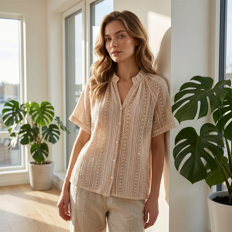 Top de punto calado informal con botones para verano