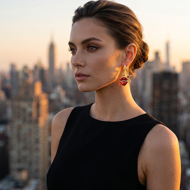 Oorbellen met rood hart en kruis in vintage stijl