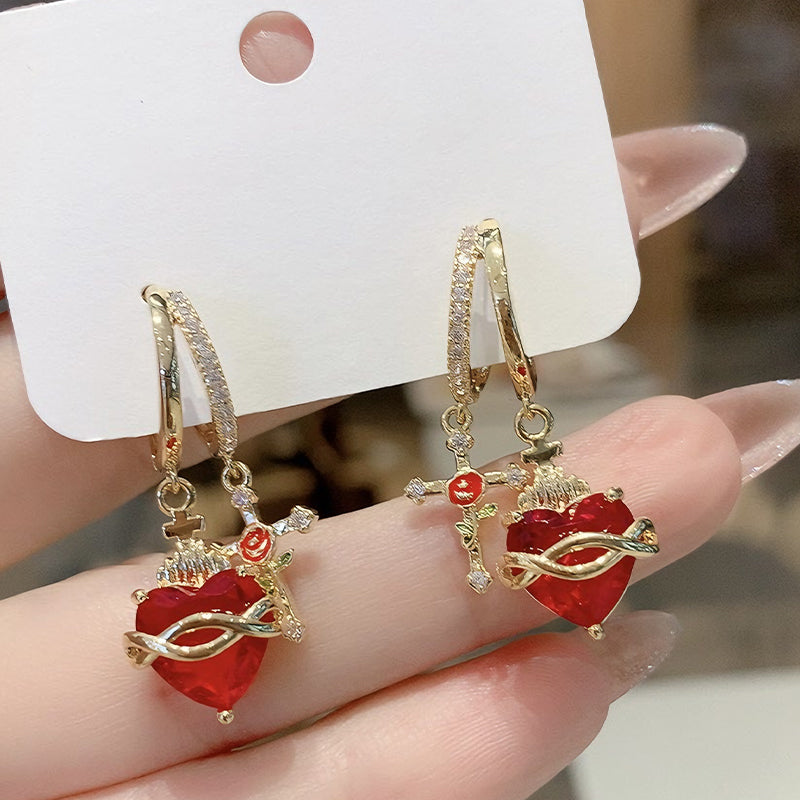 Oorbellen met rood hart en kruis in vintage stijl