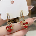 Oorbellen met rood hart en kruis in vintage stijl
