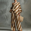 Completo da donna con top a righe asimmetriche e pantaloni a gamba larga