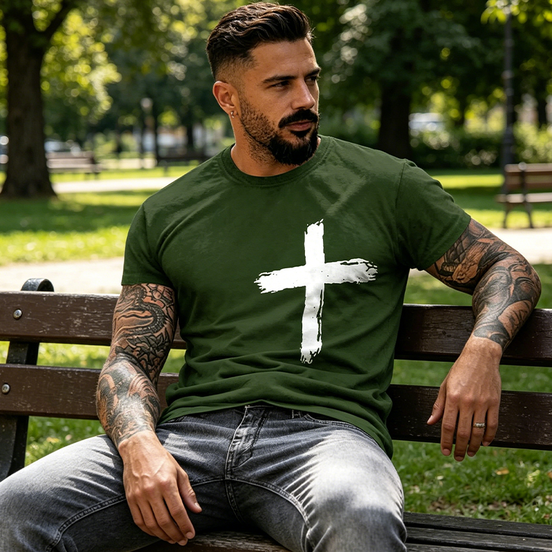 Camiseta con estampado de cruz y temática religiosa para hombre