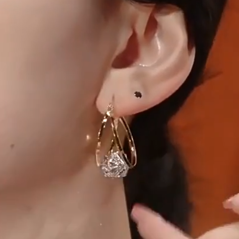 Pendientes de doble aro con bolas de zirconia brillantes