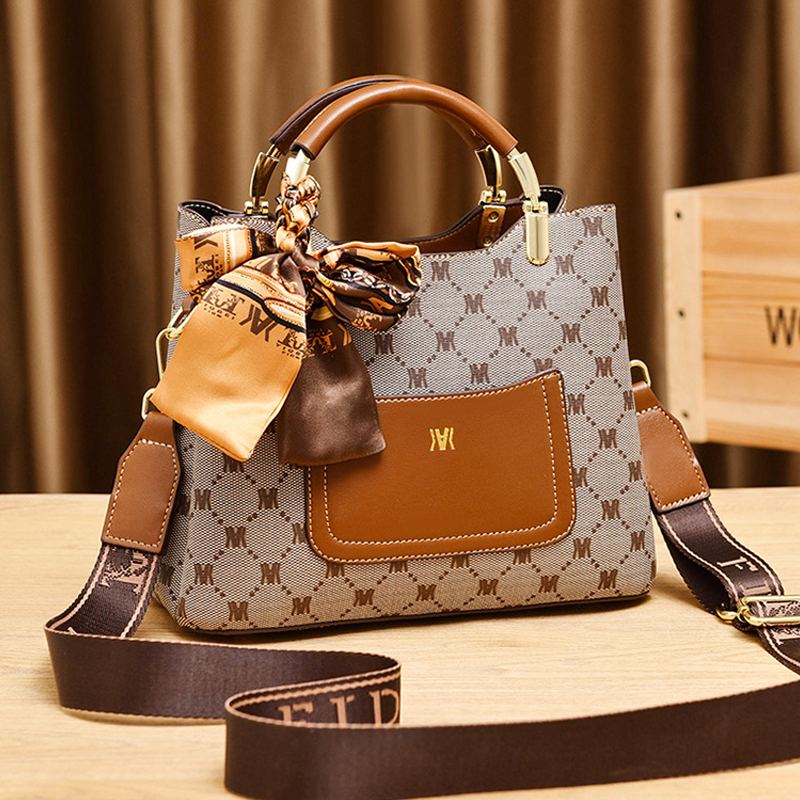 Crossbodytas met monogram, handvat aan de bovenkant