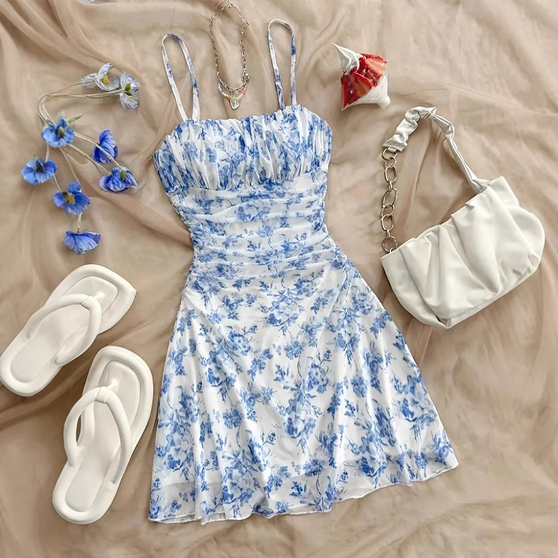 Minivestido floral fruncido - tirantes finos, espalda descubierta, ideal para la playa