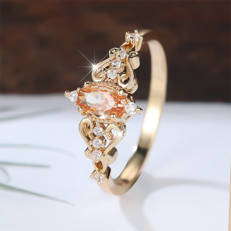 Vintage ring met opengewerkt patroon en ovale strassteen