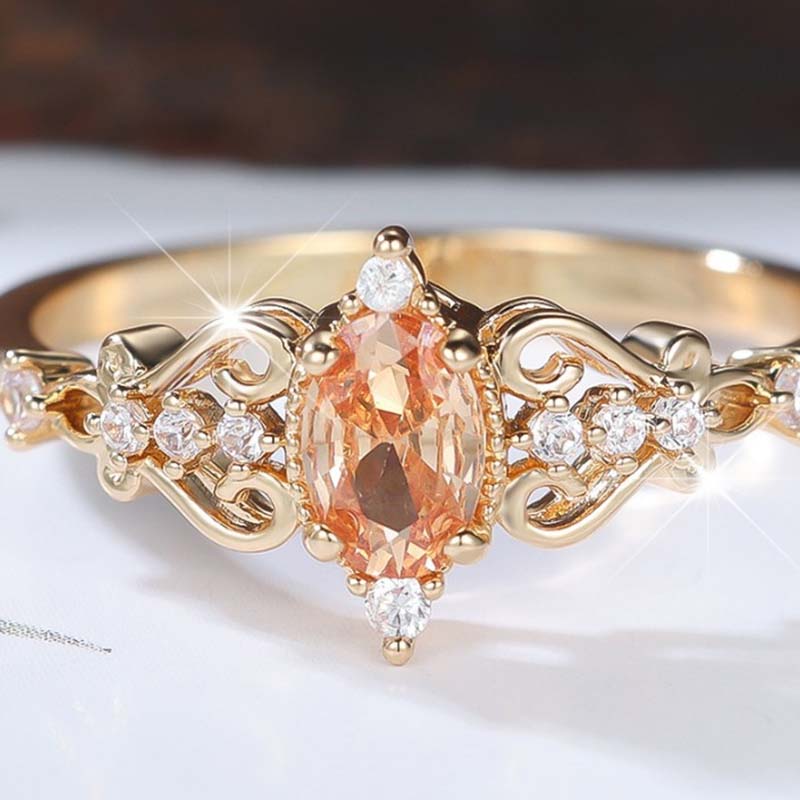 Vintage ring met opengewerkt patroon en ovale strassteen