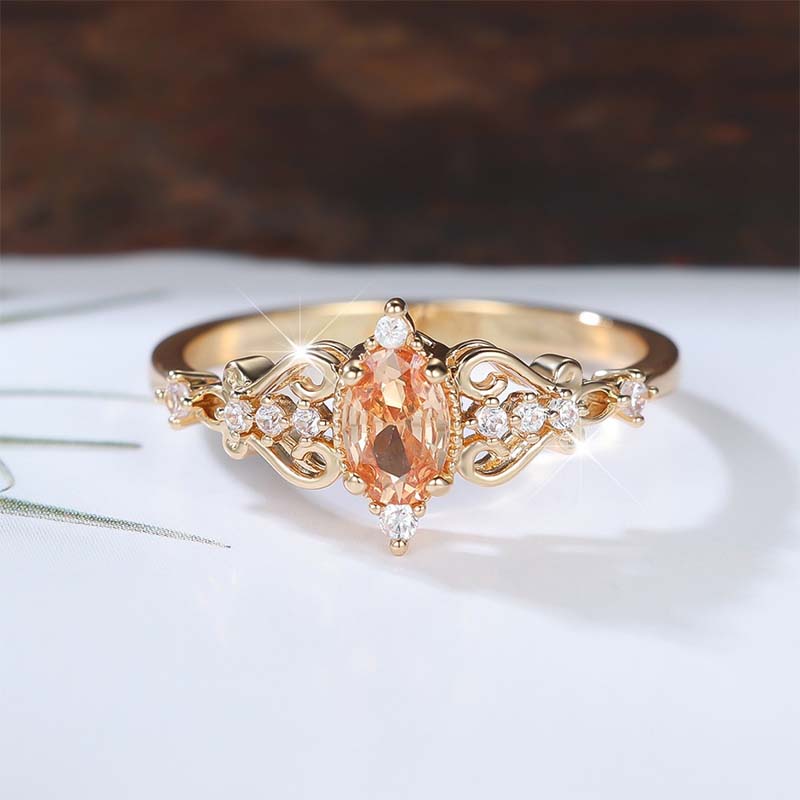 Vintage ring met opengewerkt patroon en ovale strassteen