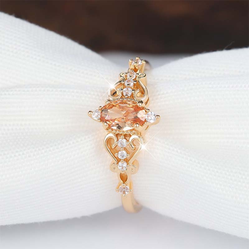 Vintage ring met opengewerkt patroon en ovale strassteen