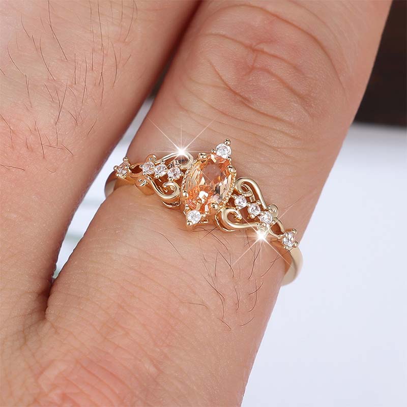 Vintage ring met opengewerkt patroon en ovale strassteen