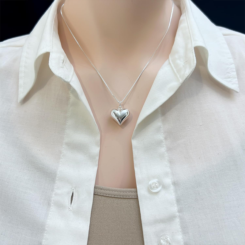 Collar con colgante de corazón regordete bañado en plata
