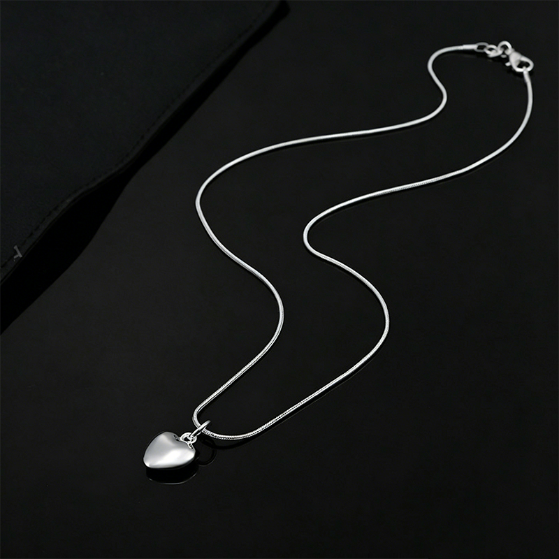 Collar con colgante de corazón regordete bañado en plata