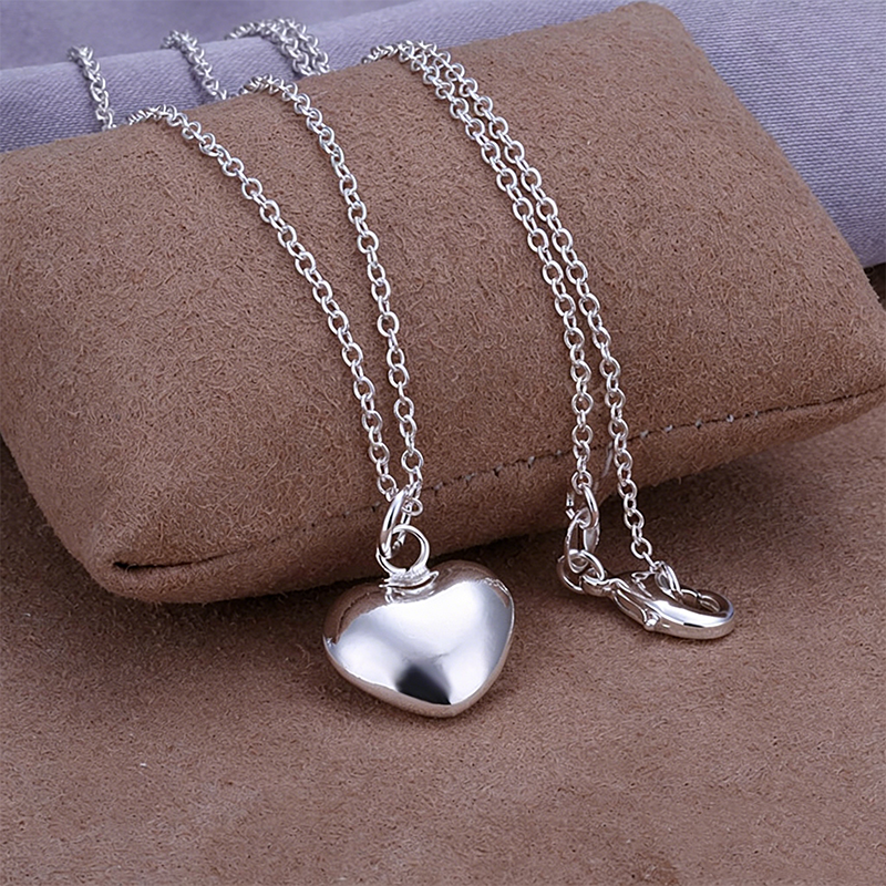 Collar con colgante de corazón regordete bañado en plata