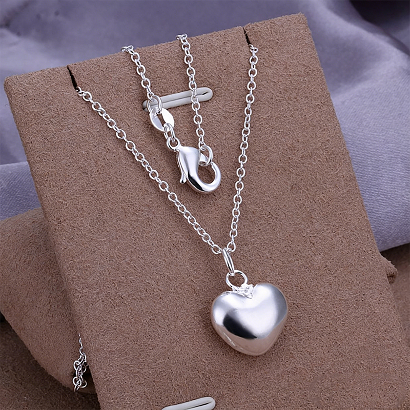 Collar con colgante de corazón regordete bañado en plata