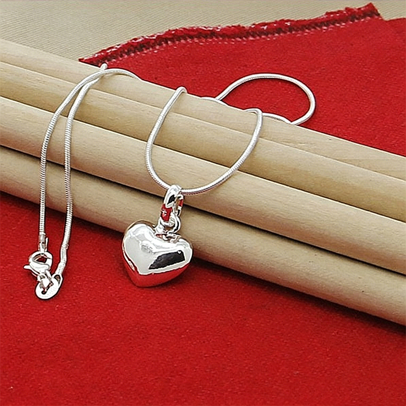Collar con colgante de corazón regordete bañado en plata