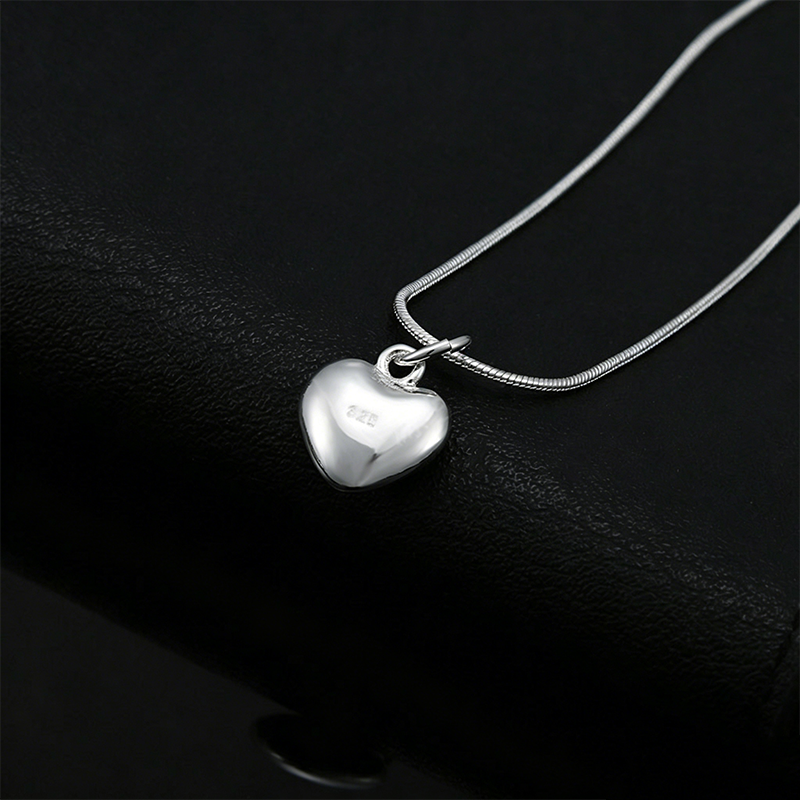 Collar con colgante de corazón regordete bañado en plata