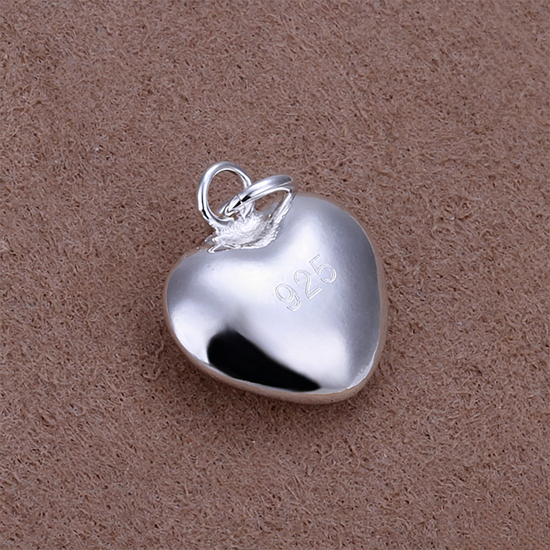 Collar con colgante de corazón regordete bañado en plata