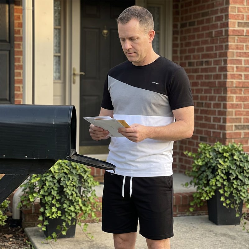 Ensemble homme avec t-shirt et short à empiècements colorés