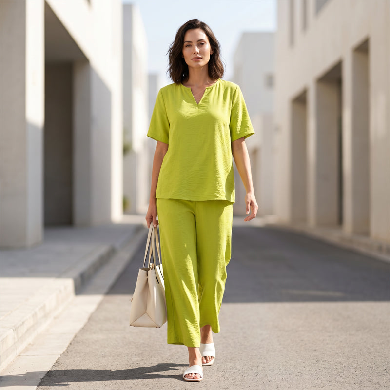 Completo da donna con top con scollo a V e pantaloni a gamba larga