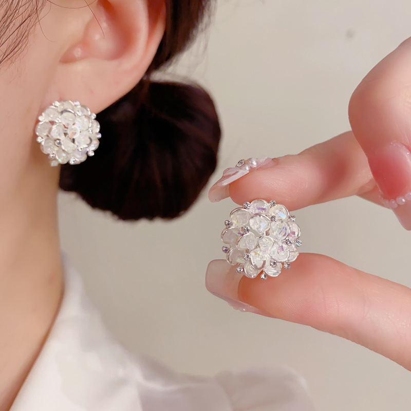 Elegante fonkelende bloemvormige oorstekers