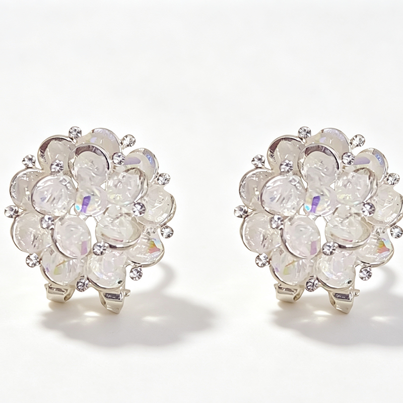 Elegante fonkelende bloemvormige oorstekers