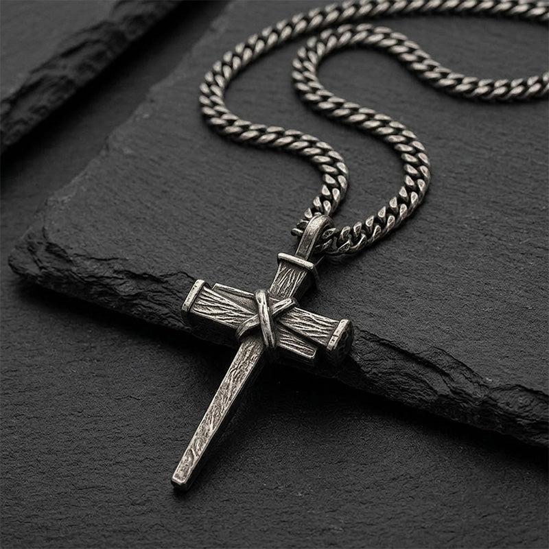 Collar de hombre con colgante de cruz y clavo de estilo vintage