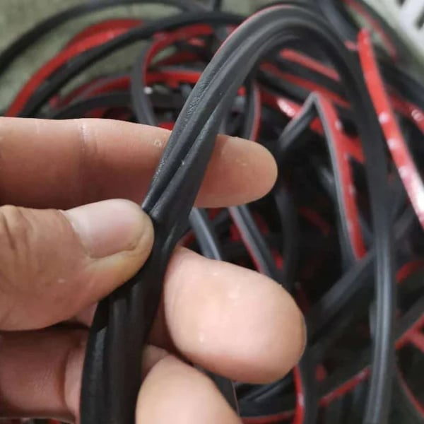 Striscia sigillante insonorizzante per auto