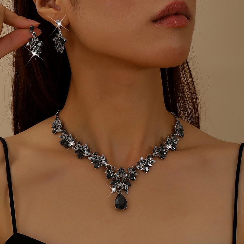 Parure composée d’un collier à pendentif goutte scintillant et de boucles d’oreilles
