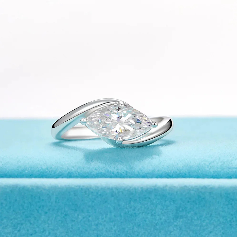 Anello radiante con taglio marquise