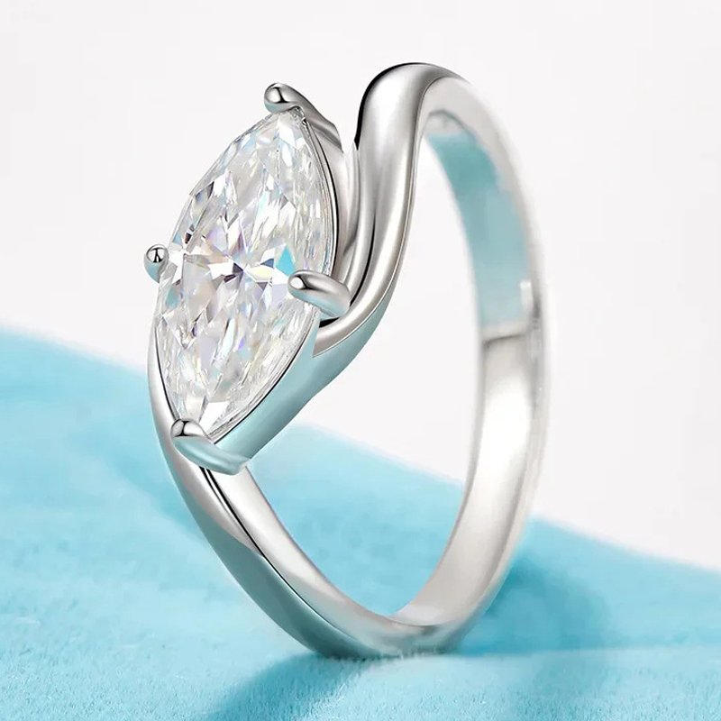 Anello radiante con taglio marquise