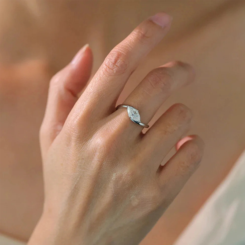 Anello radiante con taglio marquise