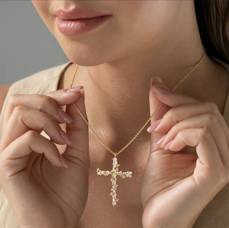 Collier avec croix rayonnante