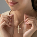 Collier avec croix rayonnante